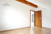 HELLE 2,5- BIS 3-ZIMMER-DG-WOHNUNG MIT AUßENSTELLPLATZ IN RUHIGER WOHNGEGEND - Schlafzimmer