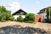 Hausansicht + Garage + 2 Stellplätze