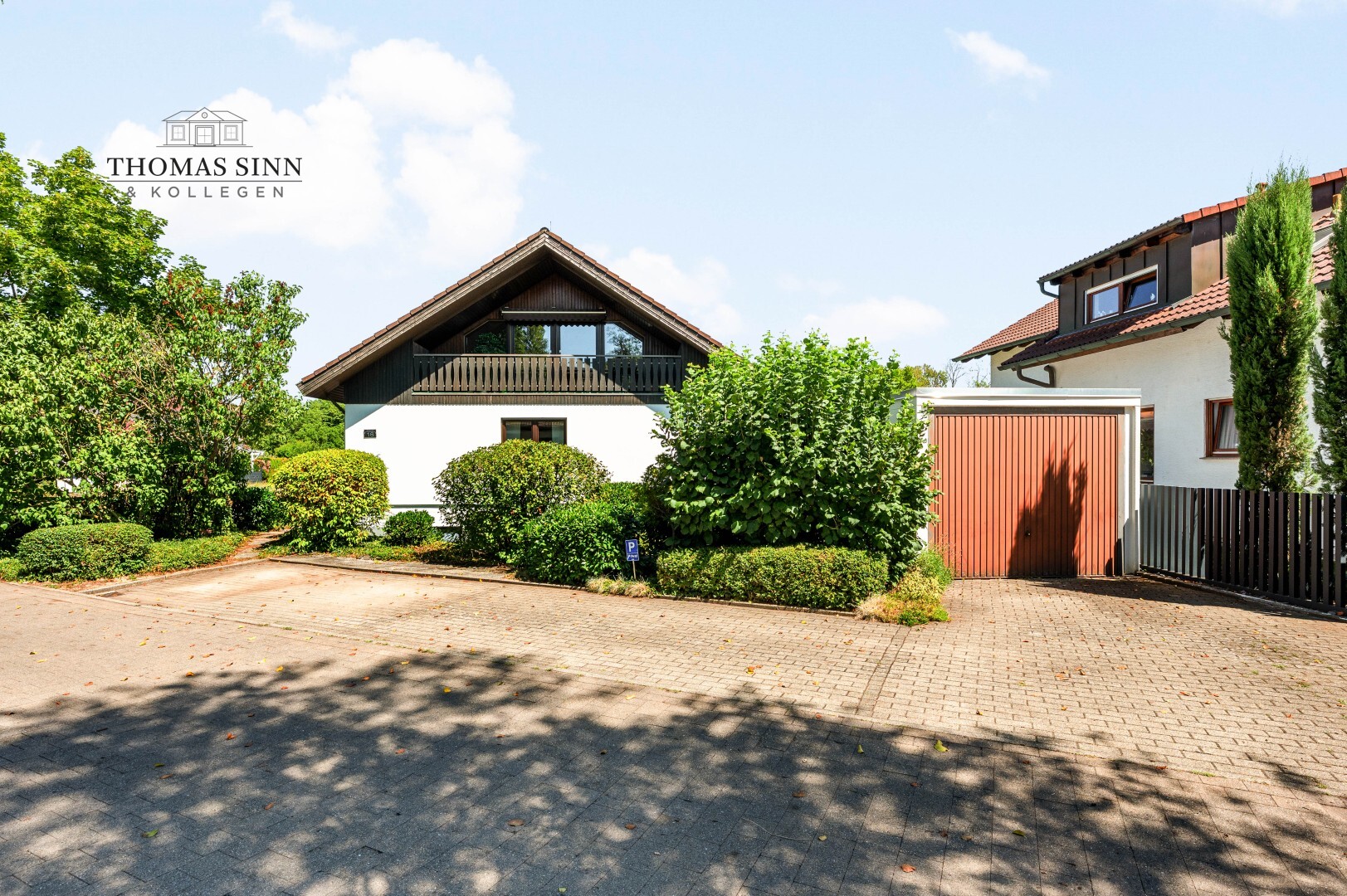 Hausansicht + Garage + 2 Stellplätze