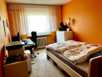 Renovierungsbedürftige 3,5-Zimmer-Wohnung im 1.OG eines gepflegten Mehrfamilienhauses mit Garage - Kinderzimmer