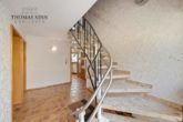 2-Familienhaus - Große Doppelgarage und Scheune Viel Platz zum Wohnen - viel Platz fürs Hobby - EG: Treppe zum OG