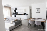 Blick vom Eingang ins Wohn-/Esszimmer