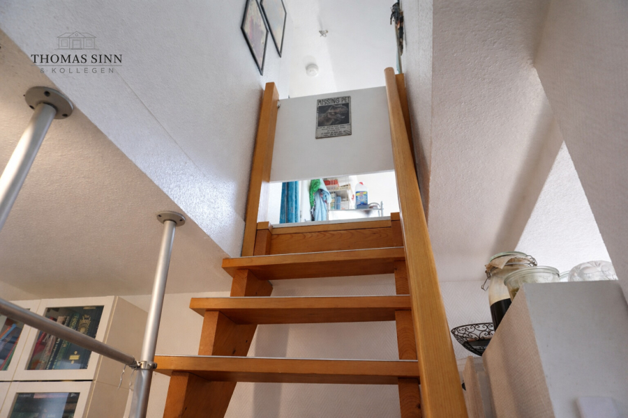 Treppe in ausgebaute Bühne