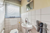 SCHÖNE 4,5 ZIMMER DOPPELHAUS-MAISONETTE WOHNUNG MIT GROßER TERRASSE IN SCHÖNER WOHNLAGE - EG: Gäste WC