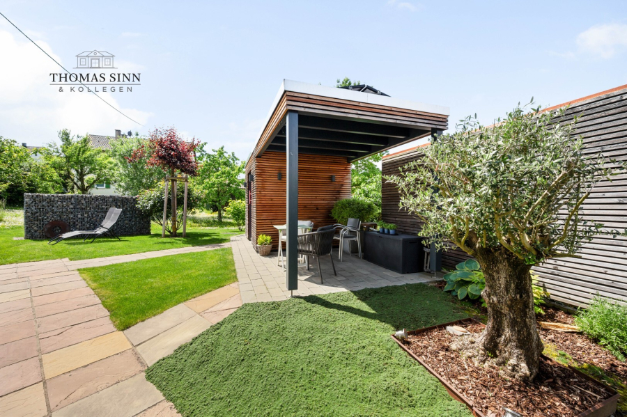Garten mit Gerätehaus und Terrasse