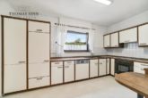 Komfortables Landhaus mit Doppelgarage Großzügige Aufteilung - guter Zustand Indoor-Pool vorbereitet - EG: Küche