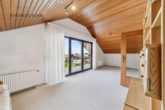 Komfortables Landhaus mit Doppelgarage Großzügige Aufteilung - guter Zustand Indoor-Pool vorbereitet - OG: Zimmer 1